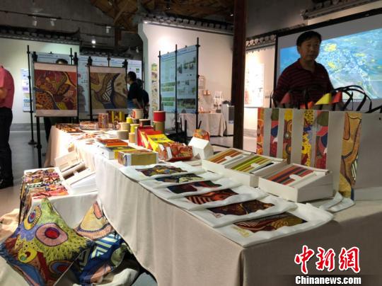 展览上的文创产品展示。供图