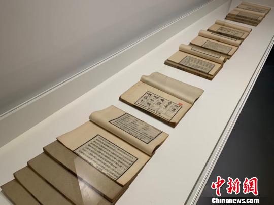 图为中医药古籍展现场?！≈有?摄