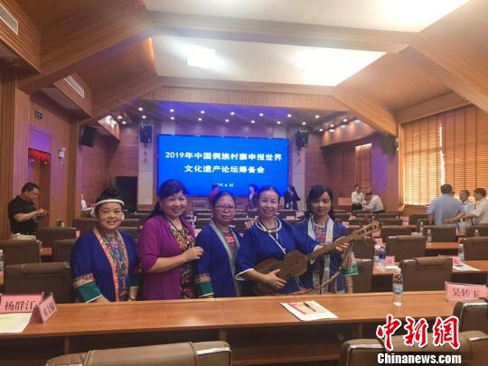 与会代表在会议间隙合影 谢兴华 摄