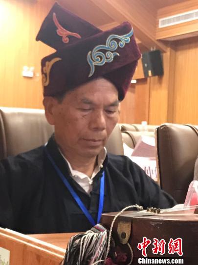 来自桂湘黔三省区13个市县的80多名专家学者就举办“侗寨申遗论坛”以及中国侗寨申遗工作进行交流和探讨。　谢兴华 摄