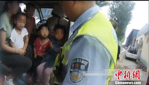 河北涿州一“黑校车”超员600%座椅被改成木板凳