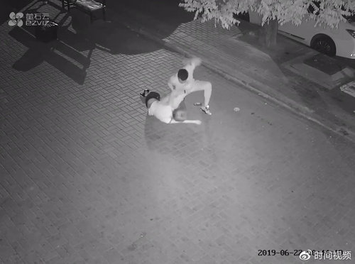 用户竟称大连打人者是“榜样”知乎：已封号报案