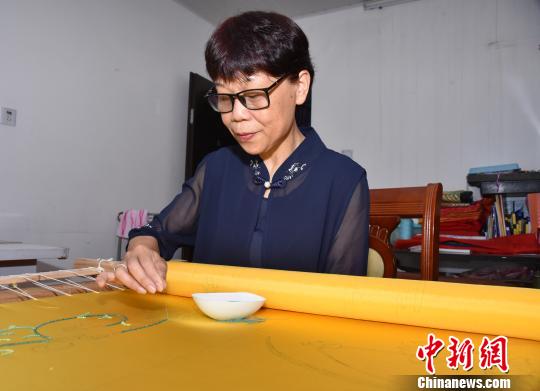 陈克忍传承珠绣技艺五十载，绣品远销40多个国家和地区。　陈龙山 摄