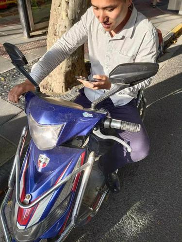 骑非机动车撑伞、玩手机都要被处罚？上海交警：骑车不得手中持物，违者?？?0元