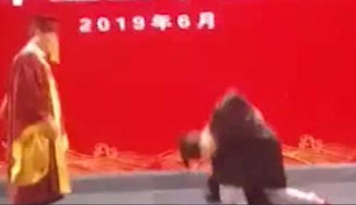 学生毕业礼上单膝跪见校长：想不平凡一次