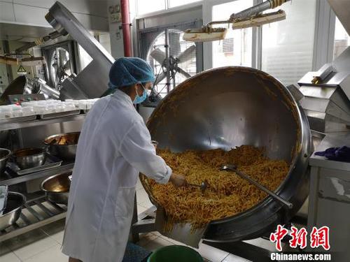 螺蛳粉检验员抽取生产线上螺蛳粉配料，拿去品尝检验口感?！×周?摄