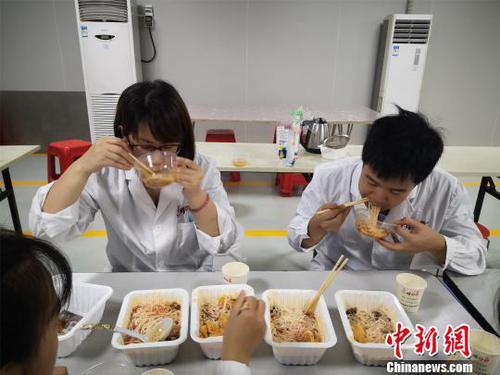 张娜和组员品尝螺蛳粉，把关口感?！×周?摄