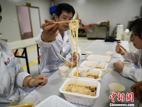 螺蛳粉检验员品尝螺蛳粉，把关口感?！×周?摄