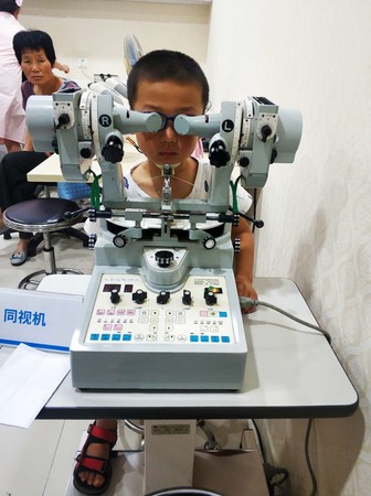 来自贵州的儿童在家长陪同下到星创视界与光彩明天合作落地的第一家试点门店——星创眼科北京顺迈店校正视力。家长反映，视力校正每天都有明显效果。