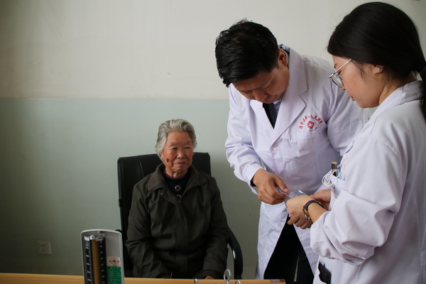 杨金生主任医师（右二）为患者治疗