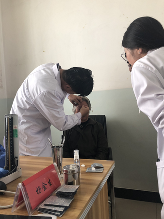 杨金生主任医师为患者扎针灸