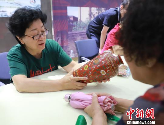 文物鉴定专家现场为市民免费鉴定收藏品真伪。供图