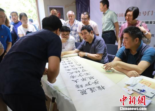 鉴定现场吸引了很多藏友前来向专家咨询。供图