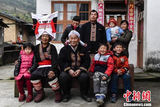 居住在乳源必背瑶寨大山里的盘良安一家?！±盍?摄