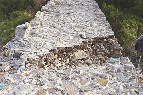 北京昌平明长城墙疑似遭人为破坏 城墙被“开口”