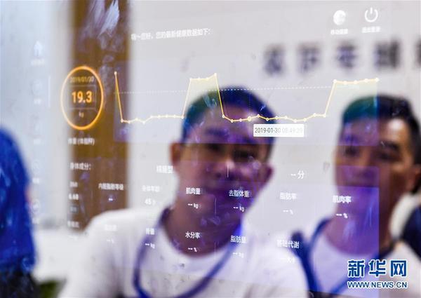 在广东深圳会展中心举办的第七届中国电子信息博览会（CITE2019）上，观众在京东方展台了解智能镜子（2019年4月9日摄）。 新华社记者 毛思倩 摄