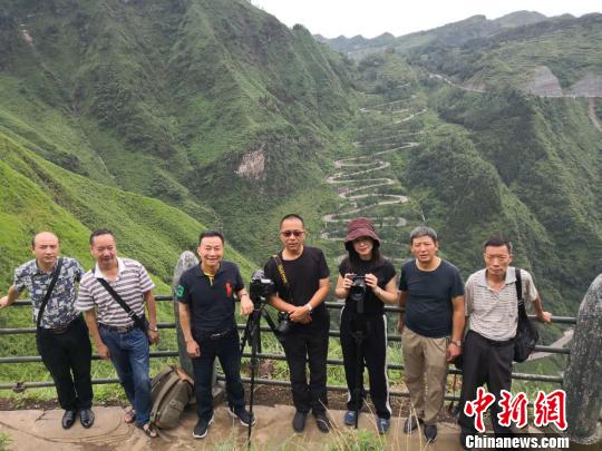 摄影师们在贵州晴隆24道拐拍摄?！〕潞楸?摄