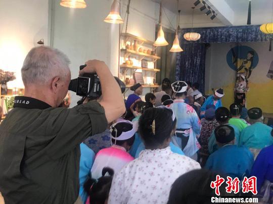摄影师们在安顺拍摄屯堡文化。　丘高顺 摄