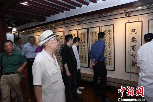 当代书法大师舒同父子书画展同期开幕?！∧搅?摄