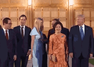 眼看蓬佩奥被挤到第二排，伊万卡很自觉地挪到了后面