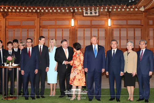 眼看蓬佩奥被挤到第二排，伊万卡很自觉地挪到了后面