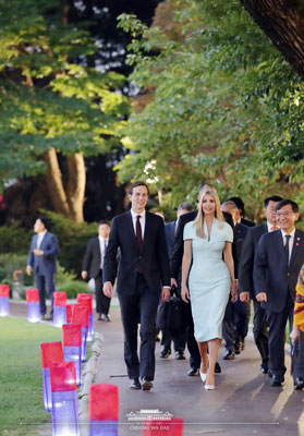 眼看蓬佩奥被挤到第二排，伊万卡很自觉地挪到了后面