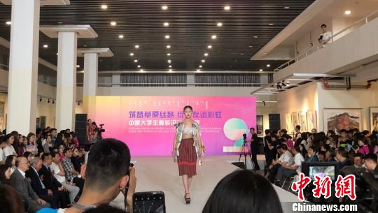 图为中蒙大学生服装展?！〕路?摄