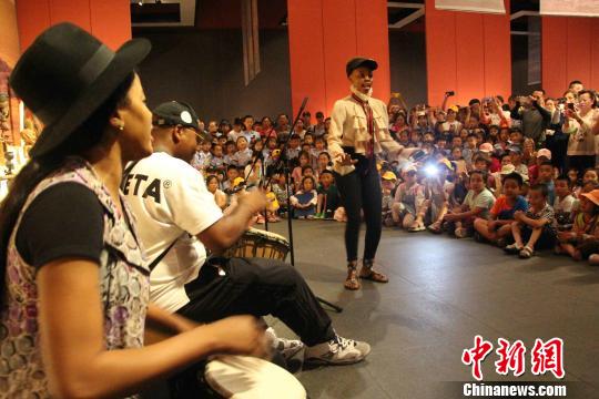图为非洲留学生们在山东美术馆展览现场带来音乐和舞蹈表演?！≌韵?摄