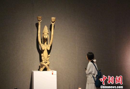 图为人们参观“生命之灵——非洲雕刻艺术精品展”?！≌韵?摄