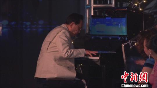 著名作曲家陈钢演奏小提琴协奏曲《梁祝》。　康玉湛 摄