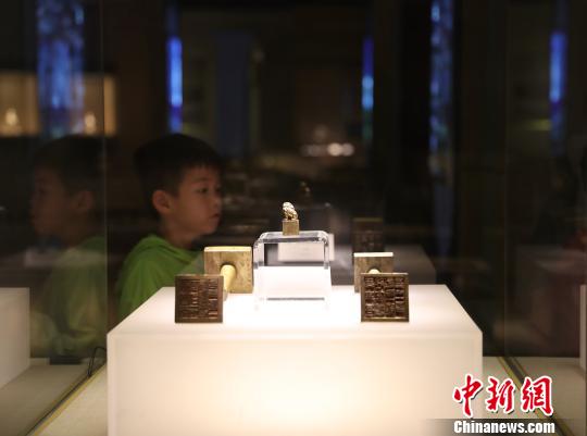 铜“党坝长官司印”(清代乾隆二十六年)(左)铜“绰斯甲布宣抚司印”(清代乾隆四十年)(右)?！∮诰?摄