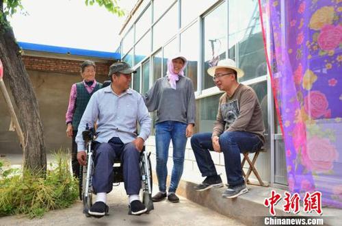 图为青海龙田农林开发有限公司的法定代表人马红凯来员工邢克梅家了解生活情况，图右为马红凯?！÷车ぱ?摄