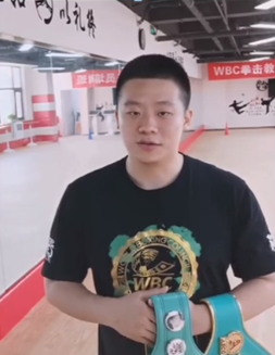 大陆搏击冠军约战台湾网红：3分钟内没倒算你赢