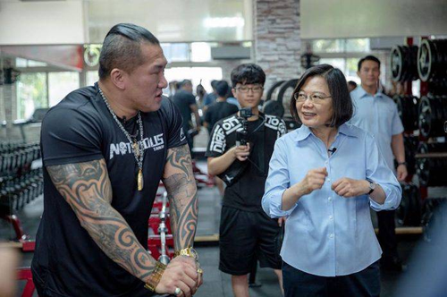 大陆搏击冠军约战台湾网红：3分钟内没倒算你赢