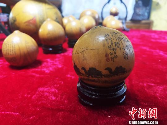 图为陈红在葫芦上刻的丝绸之路图之一?！「呖档?摄