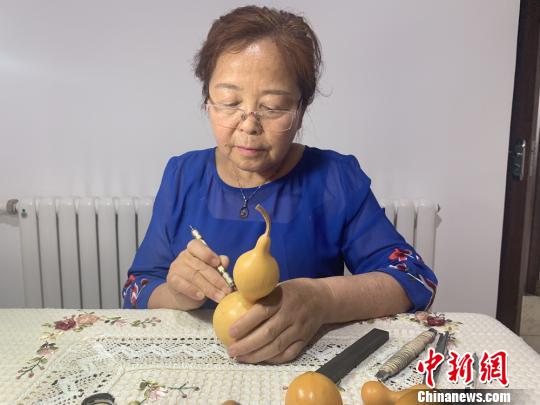 陈红正在进行新作品的创作?！「呖档?摄