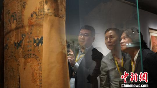 图为嘉宾参观吐蕃“贵族服饰”?！∥航ň?摄