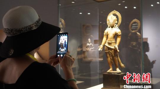 图为民众参观展览。　魏建军 摄