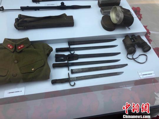 八路军缴获的日军曾经使用的物品。　李庭耀 摄
