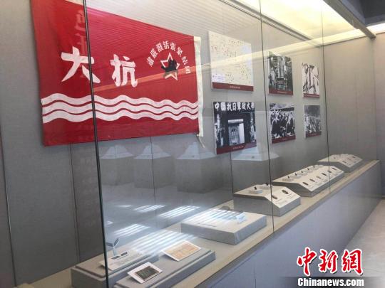 部分红色证章?！±钔ヒ?摄