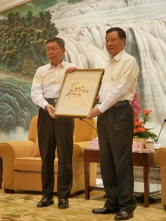 上海市长应勇与台北市长柯文哲互赠礼品