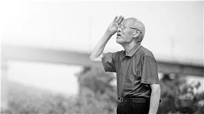 老人坚持为战友扫墓已超过50年