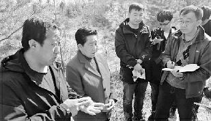     本报记者路强正在采访治沙英雄牛玉琴母子。