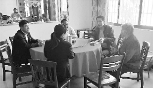     本报记者王有强在河南省兰考县堌阳镇端庄村走访村民刘新树一家。