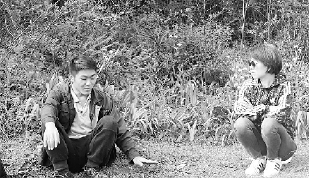     本报记者黄静爬了40分钟的崎岖山路采访养?；Щ葡?。