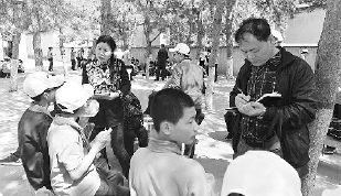     本报记者高新国在西柏坡中共中央旧址采访。