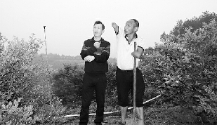     本报记者王惠兵在龙岩长汀海拔近1000米的高山上采访“断臂铁人”兰林金。