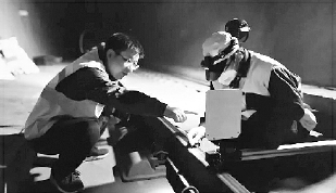     本报记者李将辉在关角隧道内采访铁路维修工人。