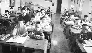     本报记者张文敬在临沂沂水县圣坤书院采访。