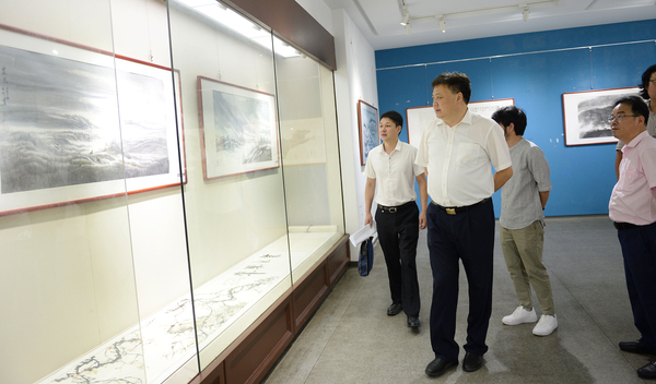 2、中共溧阳市委常委宣传部部长张爱文到现场观看画展